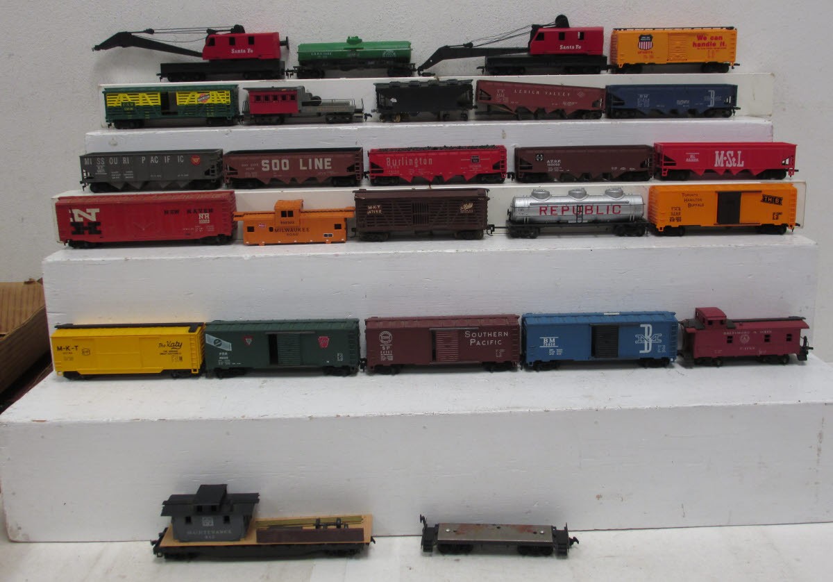 Assorted HO Freight Cars (20)