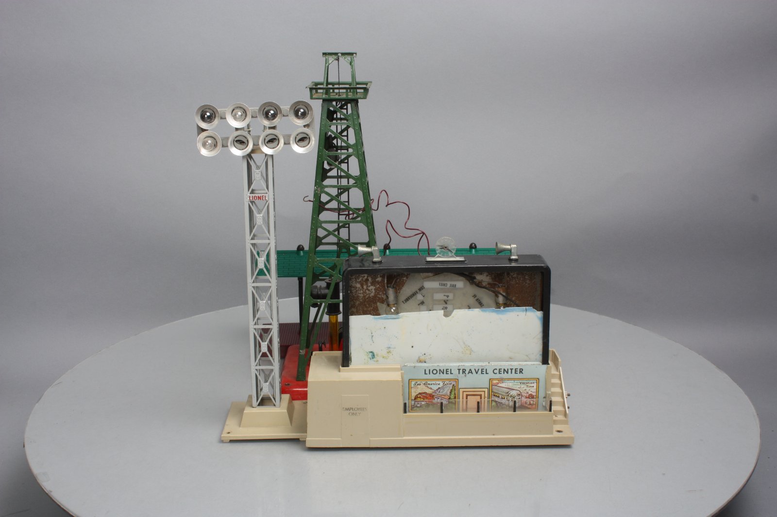 Lionel O Gauge Postwar Accessories 334, 195, 455 & 157 (4)