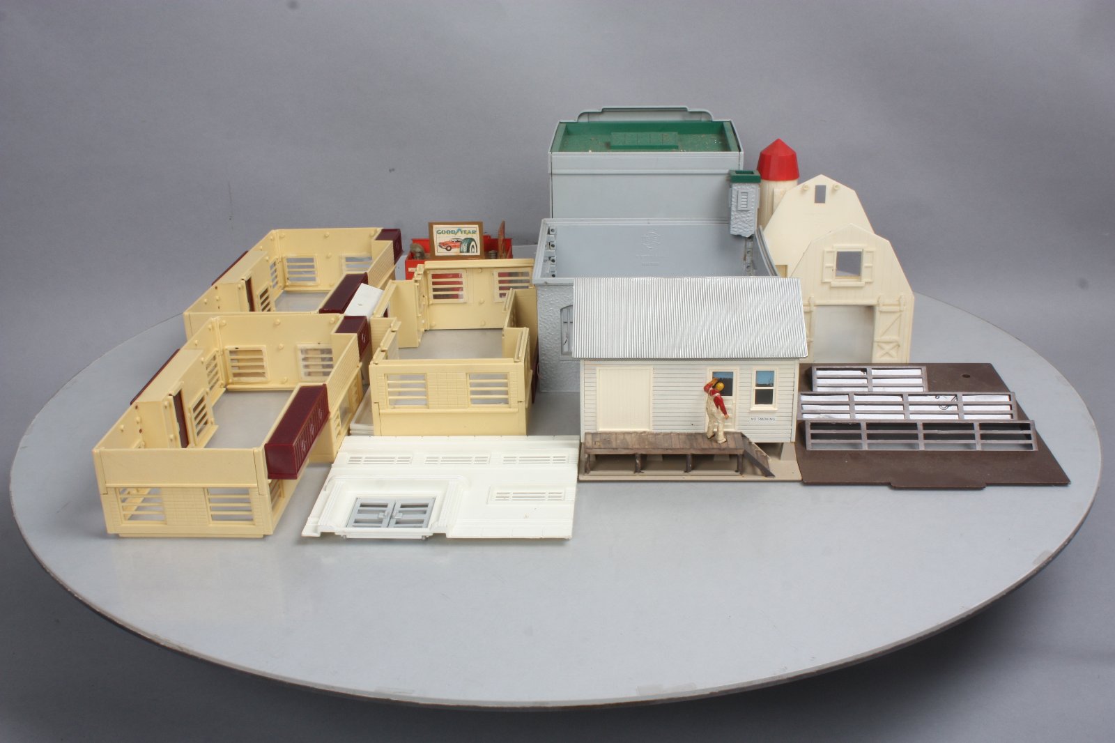 HO Scale Assorted Lot of Buildings & Accessories (6+)