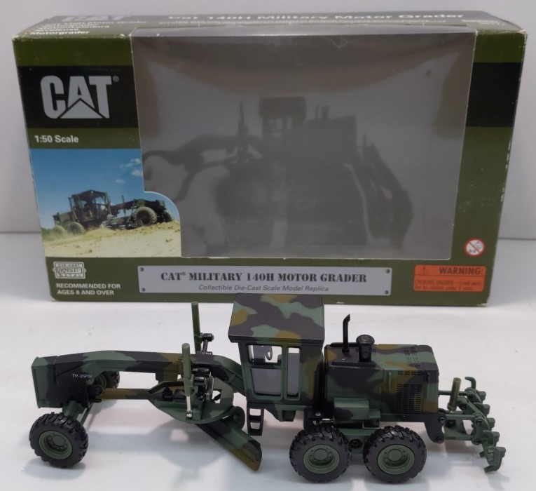 Niveleuse militaire Caterpillar CAT 140H, modèle moulé sous