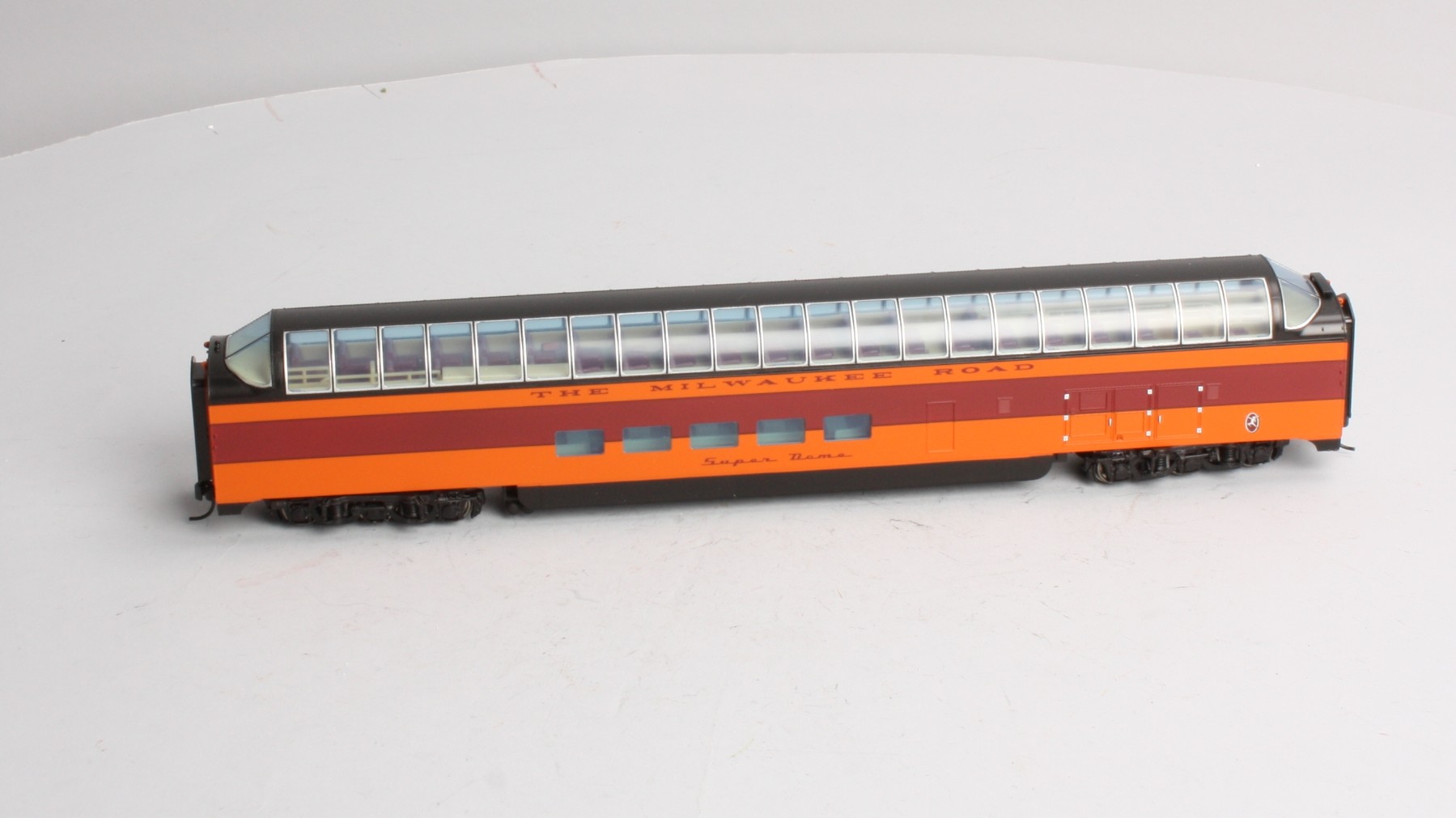 Walthers 9329207 HO Scale Milwaukee Road "Hiawatha" Super Dome