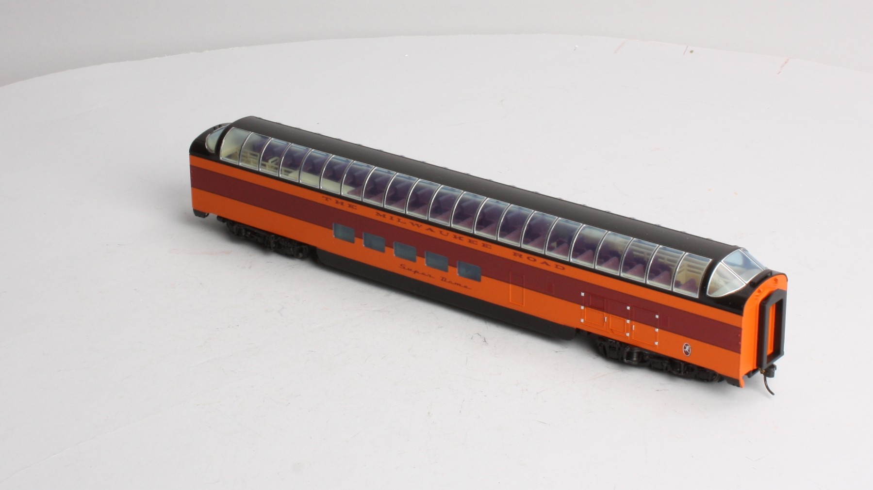 Walthers 9329207 HO Scale Milwaukee Road "Hiawatha" Super Dome